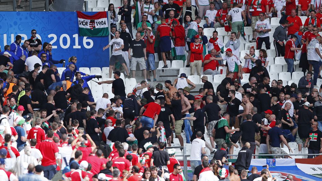 Porras extensibles y gases lacrimógenos para controlar a hooligans húngaros