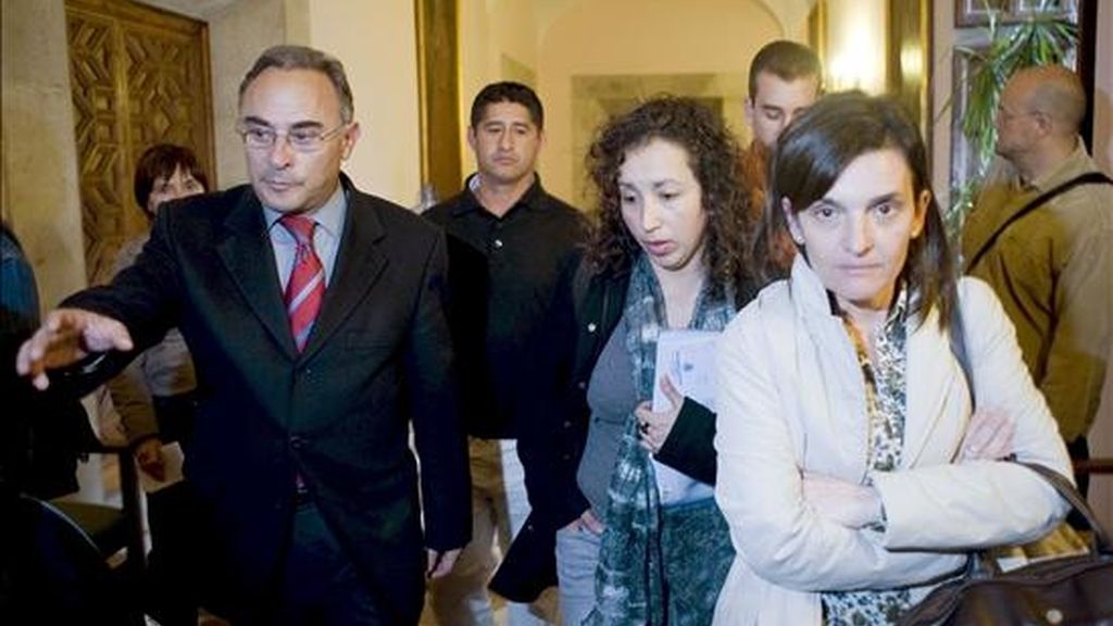 Las familias de las niñas afectadas por convulsiones tras vacunarlas contra el Virus del Papiloma Humano son acompañadas por el jefe del gabinete de Delegado, Enrique del Campo, tras la reunión que han mantenido hoy con el secretario general de Sanidad, José Martínez Olmos. EFE