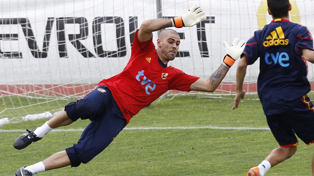 Víctor Valdés defiende la calidad de Casillas y zanja el debate sobre la portería. Víctor Valdés defiende la calidad de Casillas y zanja el debate sobre la portería.