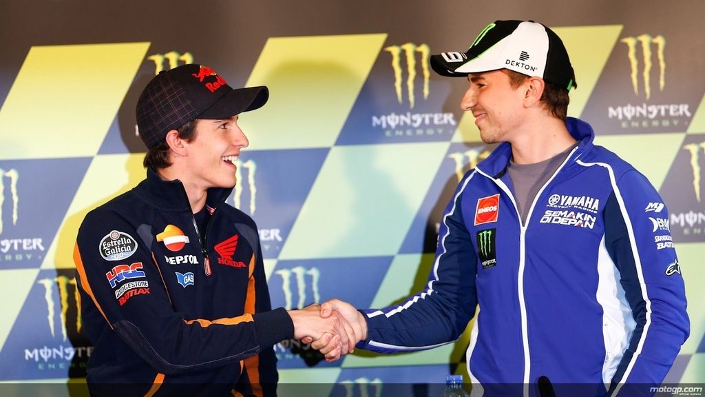 Lorenzo y Márquez se dan la mano tras la rueda de prensa del GP de Francia