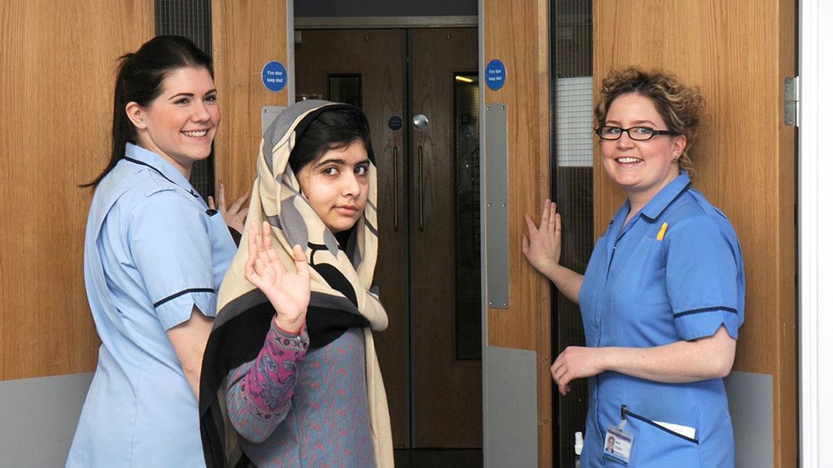 Malala sale del hospital. Foto: Reuters