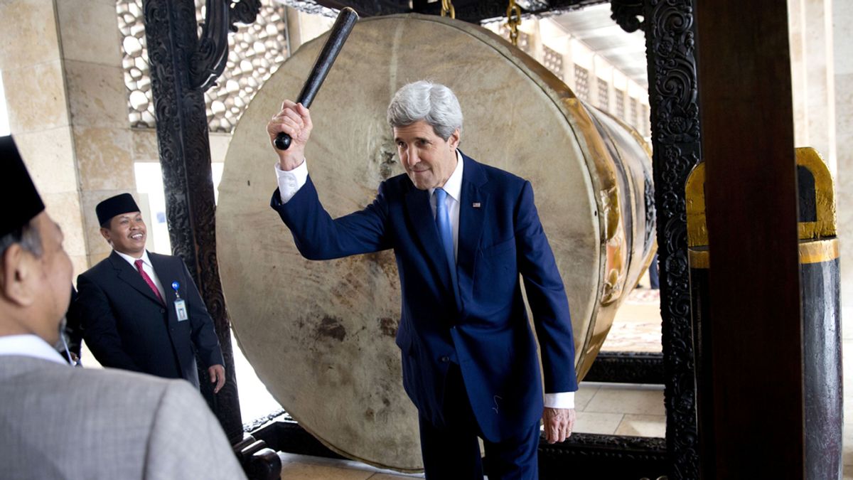 Kerry, "profundamente preocupado" y "alarmado" por la deriva violenta y la orden de arresto contra López