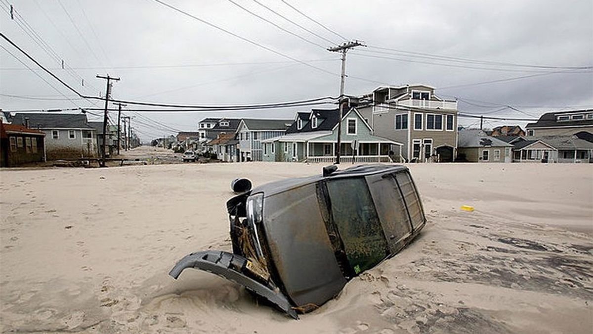 Un coche aparece en medio de una playa de Nueva ersey tras el paso de Sandy