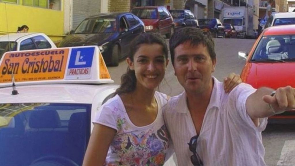 Blanca Romero con su profesor de autoescuela conquense