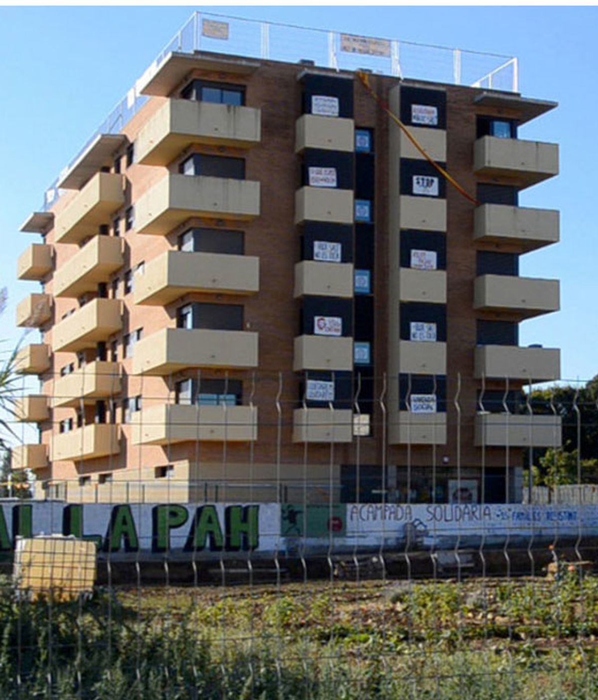 Bloque de viviendas del SAREB ocupado por un grupo de familias sin casa