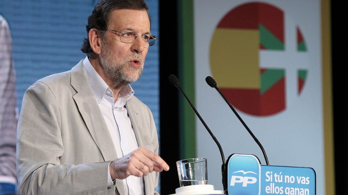 El presidente del Gobierno, Mariano Rajoy, durante su intervención en en un acto de campaña para respaldar al candidato del PP a lehendakari, Antonio Basagoiti, en el Teatro Campos de Bilbao, de cara a las elecciones del próximo 21 de octubre. Foto: EFE
