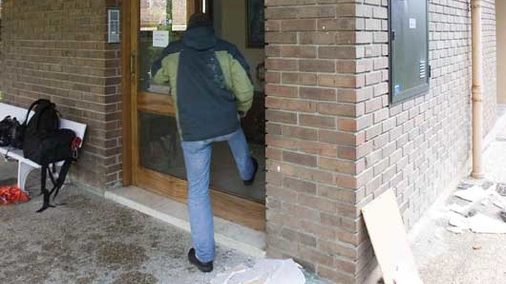 Un vecino de Zarautz entrando en su portal tras el atentado