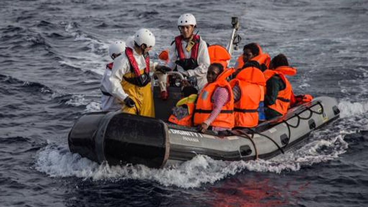MSF rescata a 120 personas de una lancha infable en el Mediterráneo
