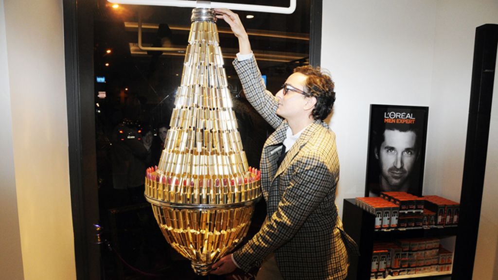 Josie tomó medidas a esta lámpara de pintalabios para ver si puede ponerla es su salón