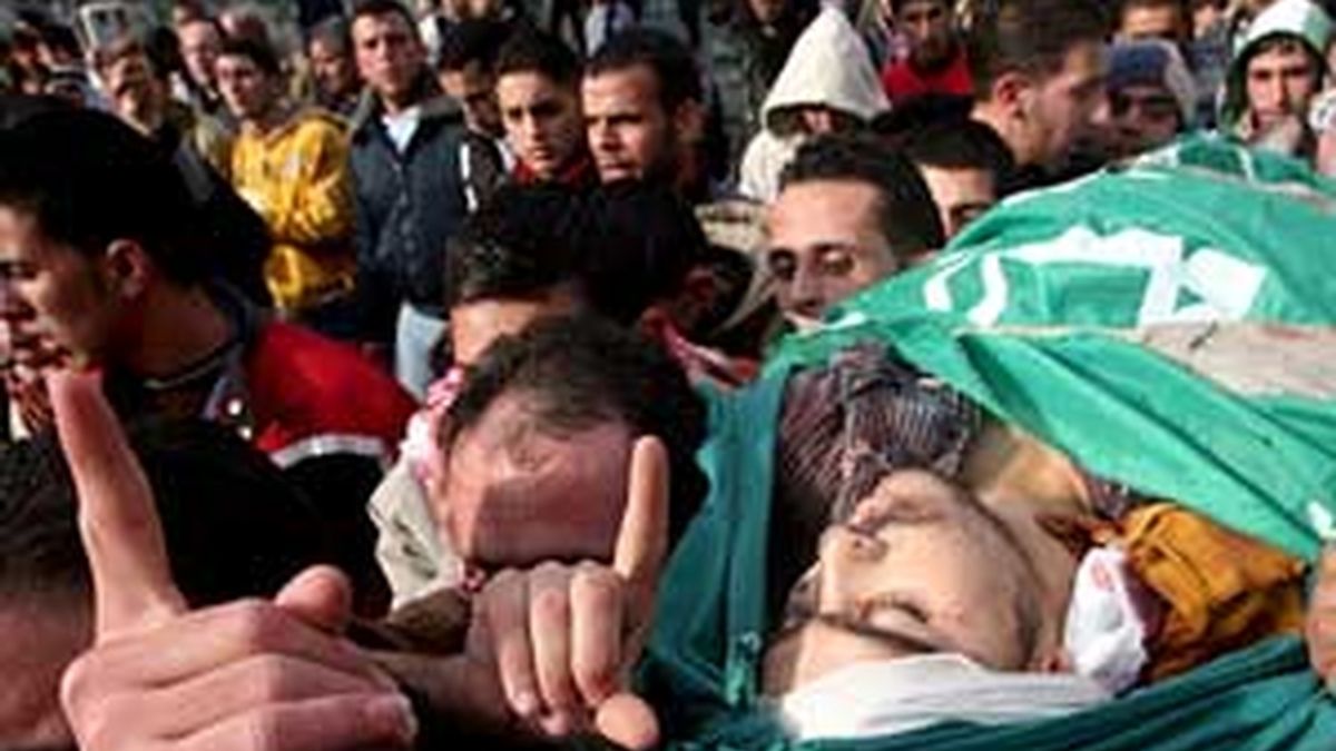 Muere un palestino de 15 años por disparos del Ejército israelí durante una manifestación en Hebrón. Vídeo: ATLAS. Muere un palestino de 15 años por disparos del Ejército israelí durante una manifestación en Hebrón. Vídeo: ATLAS.