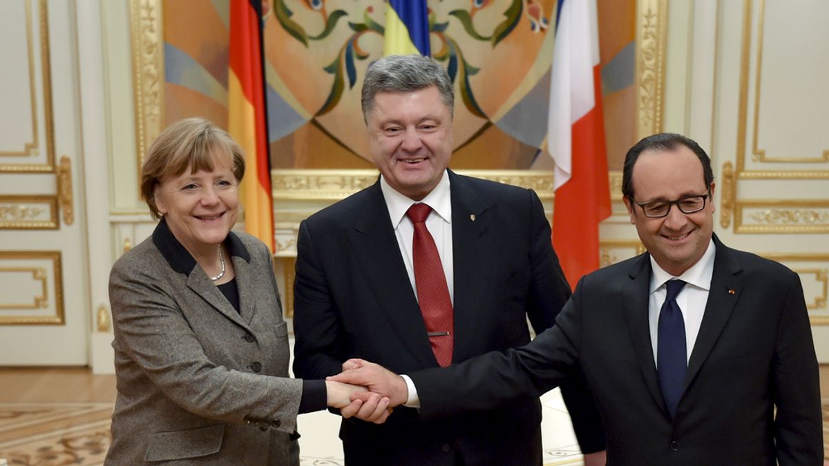 Merkel y Hollande buscan viajan a Moscú tras reunirse con Poroshenko