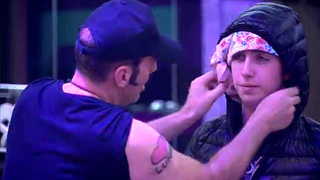 Los hombres, disfrazados de mujeres y viceversa