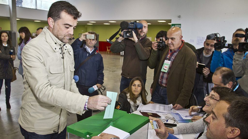 Antonio Maíllo vota en Aracena, Huelva