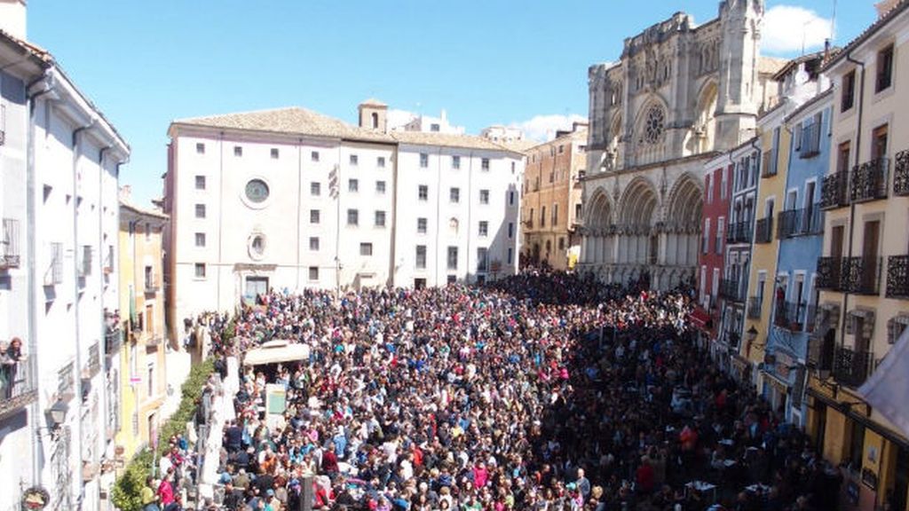 La Guardia Imperial pasea por el casco histórico de Cuenca