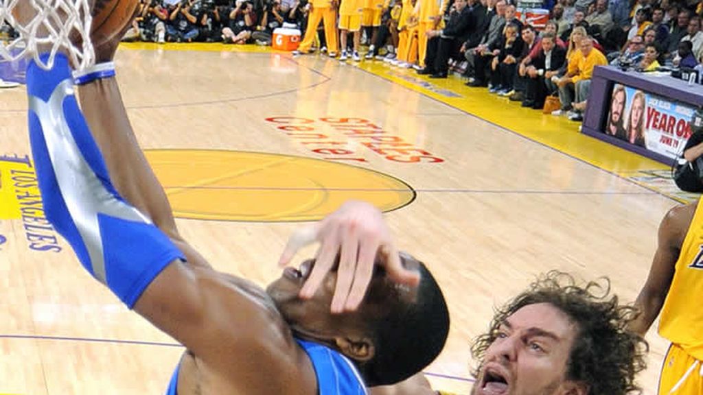 Pau Gasol bloquea una jugada de Howard Pau Gasol bloquea una jugada de Howard