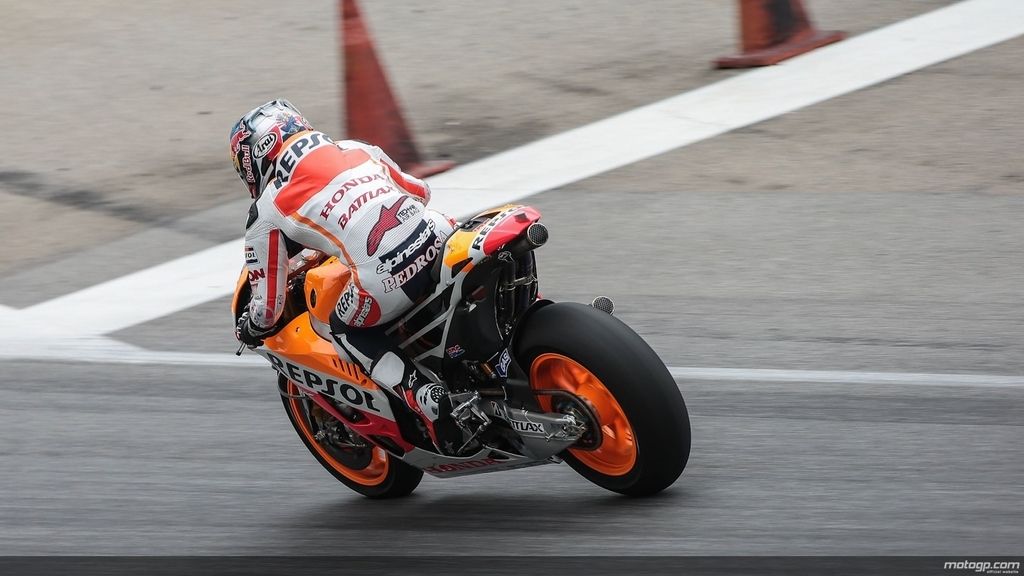 En los primeros entrenamientos de Sepang, todos siguen la rueda trasera de Pedrosa