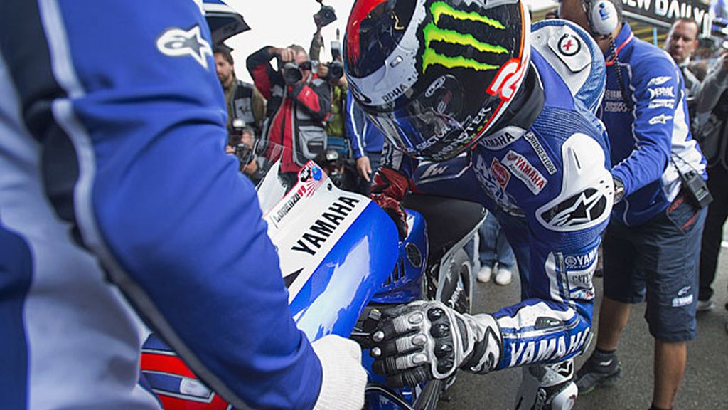 Jorge Lorenzo se baja de la moto tras rodar en el warm up
