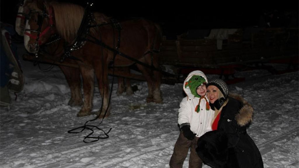 Christina Aguilera con su hijo en la nieve