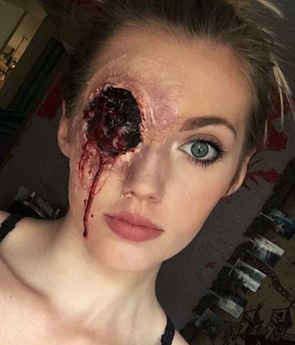 Tiffany Baze  consigue de forma autodidacta looks escalofriantes