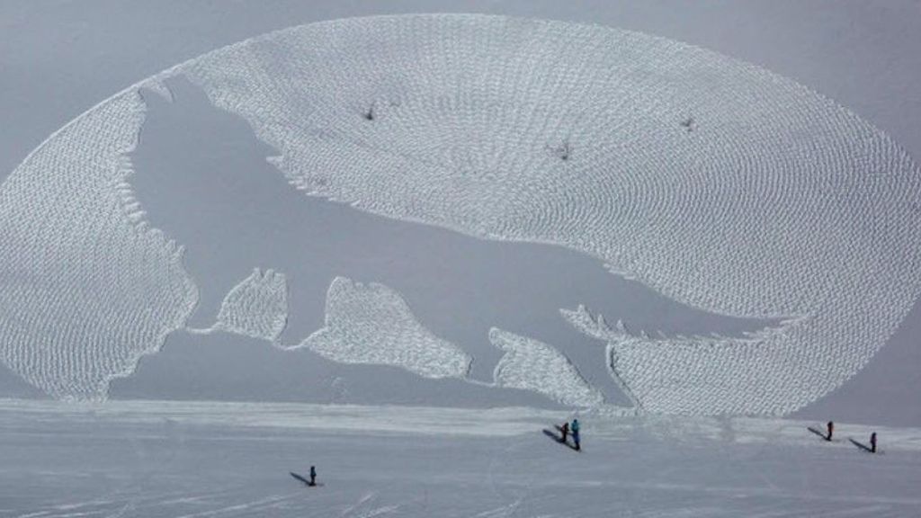 Gigantescos diseños en la nieve creados con los pies