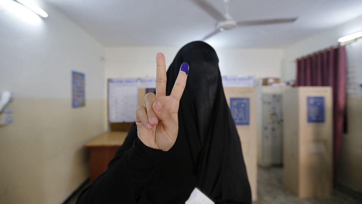 Una iraquí acude a votar