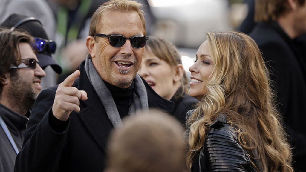 Kevin Costner y Hugh Jackman, bailan a ritmo de Bruno Mars en la Super Bowl