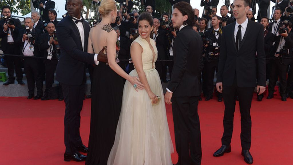 Un periodista ucraniano se mete bajo la falda de America Ferrara en Cannes