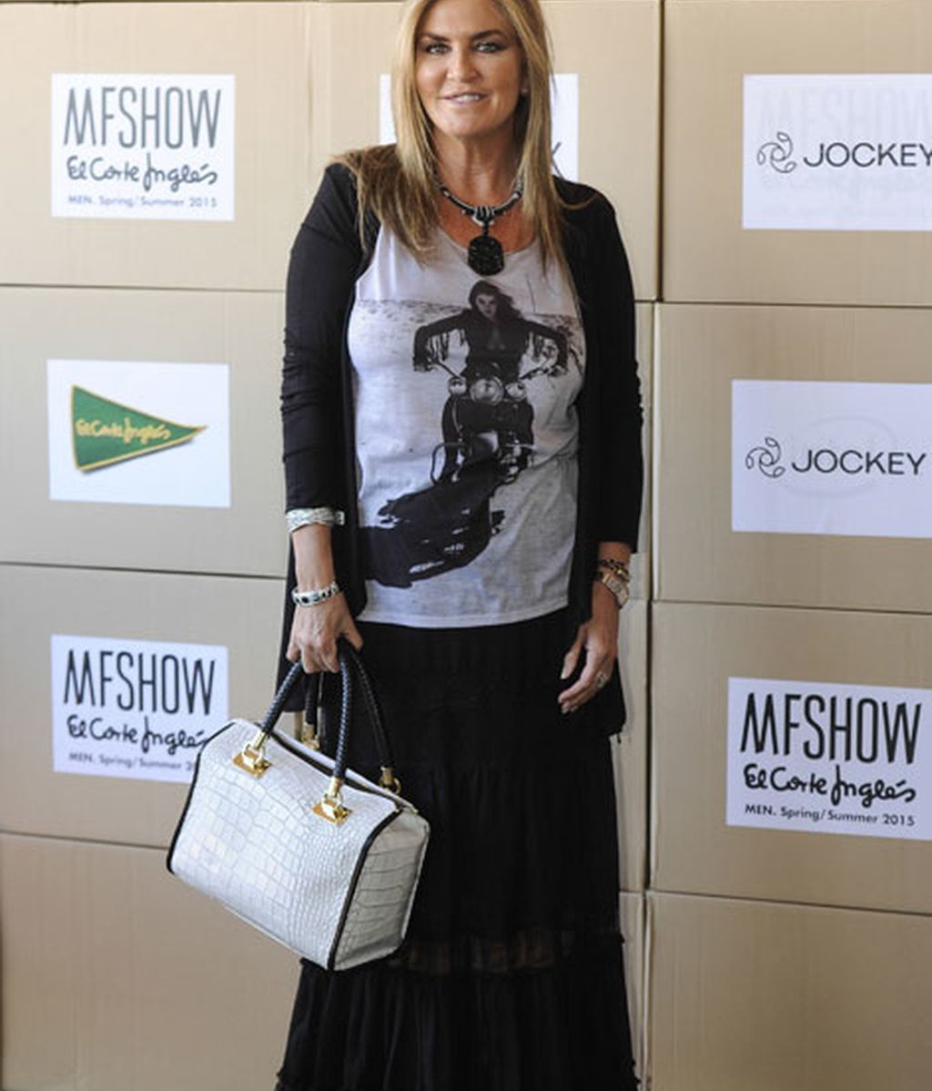 Susana Uribarri con falda negra larga