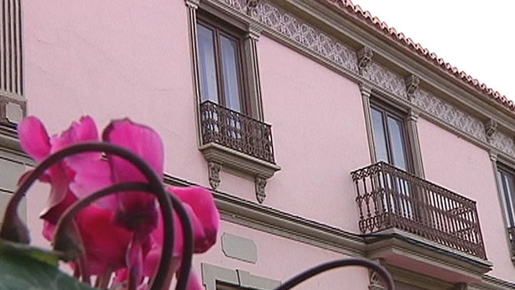 Una casa roja con un bonito jardín