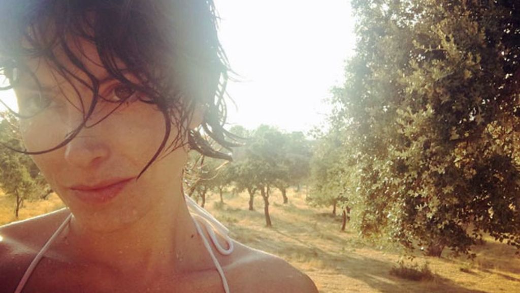 La actriz Bárbara Lennie, a pleno sol "entre encinas"