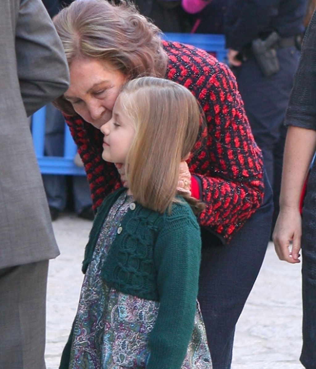 Letizia radiante y Cristina ausente en la misa de Pascua