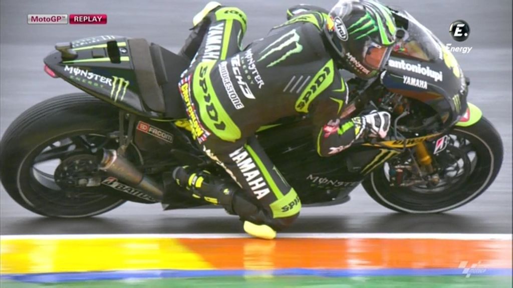 Crutchlow desliza su rodilla sobre el asfalto mojado de Cheste