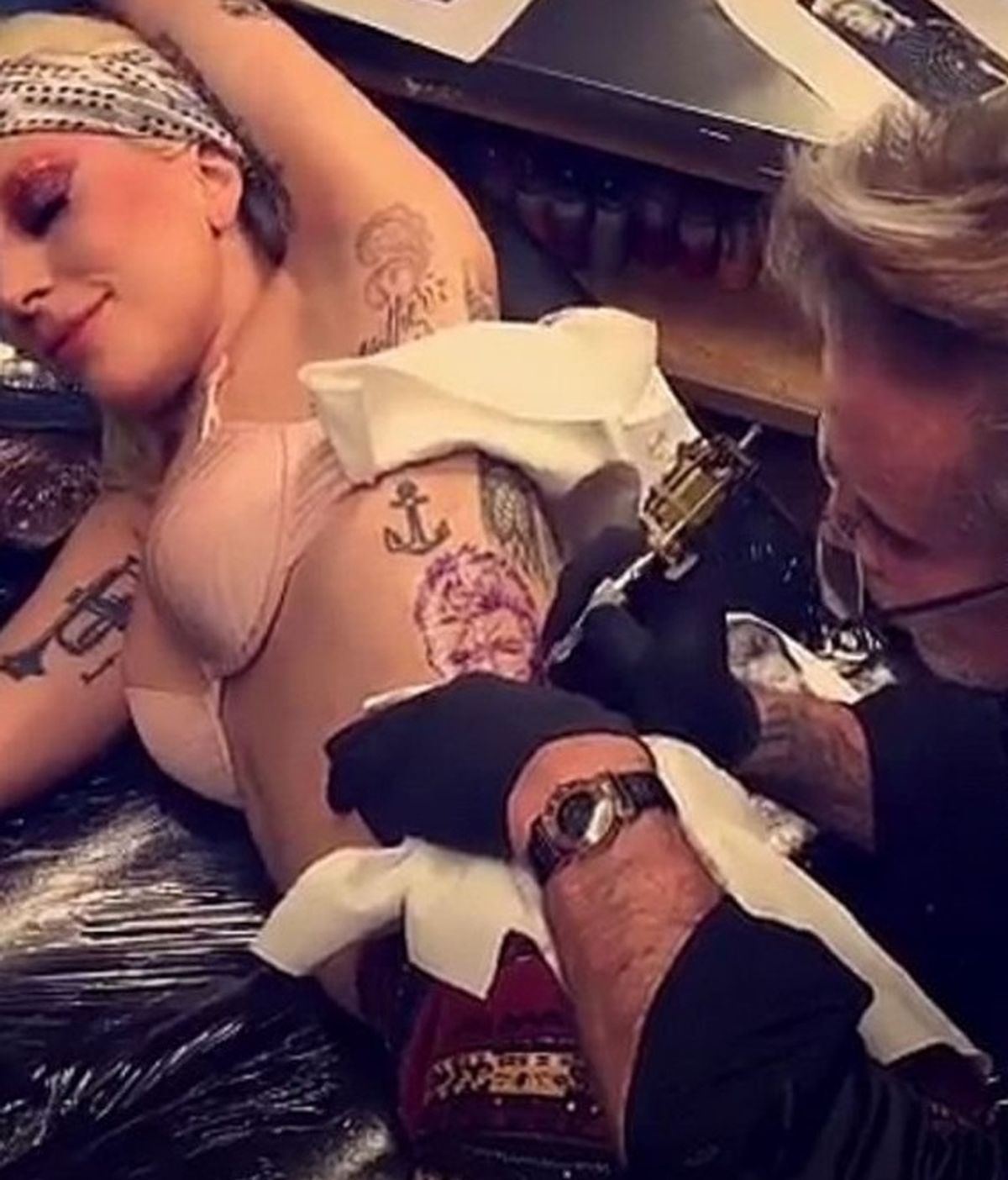 Lady Gaga se tatúa a su ídolo David Bowie