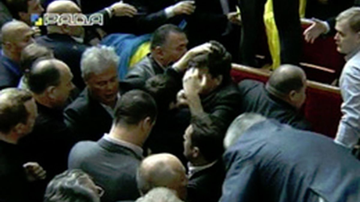 Espectacular bronca con lanzamiento de huevos en el Parlamento Ucraniano
