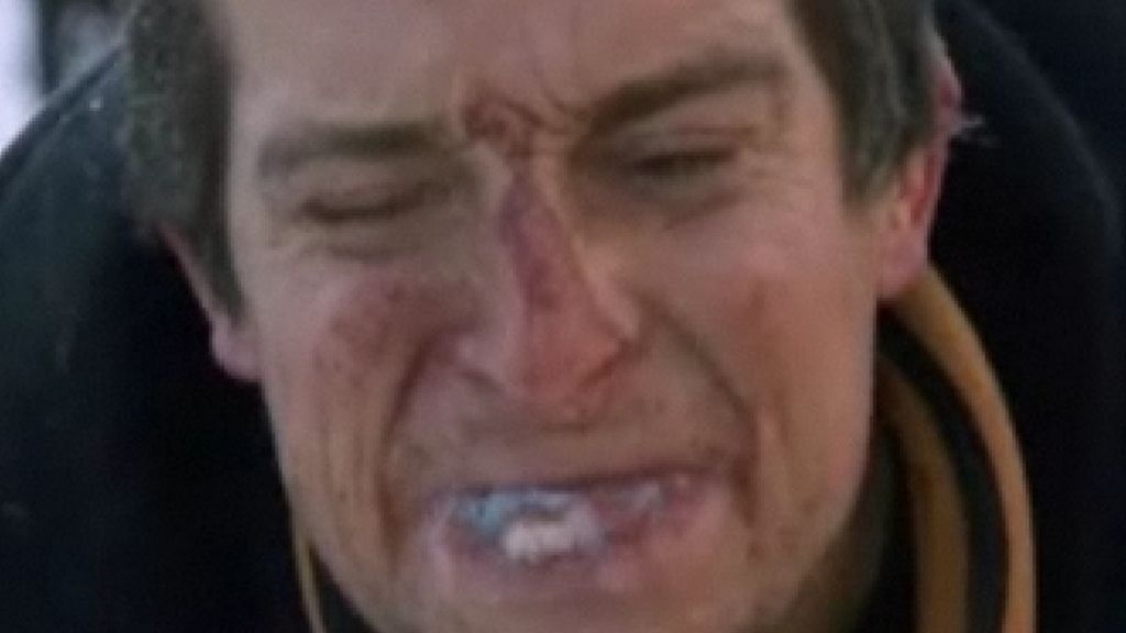 Bear Grylls comiendose un ojo de un Yak