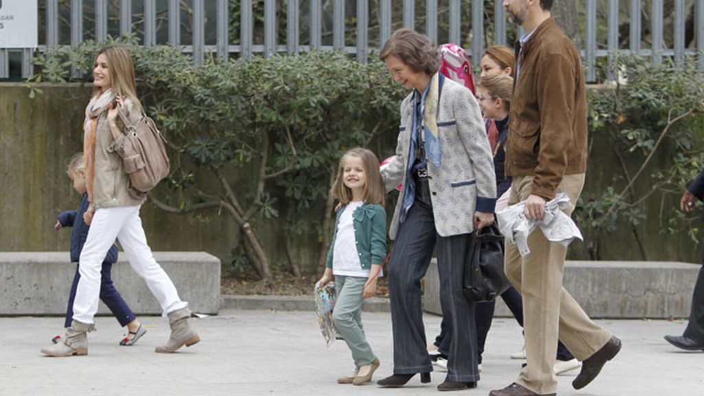 La reina, los príncipes de Asturias y las infantas visitan el zoo de Madrid