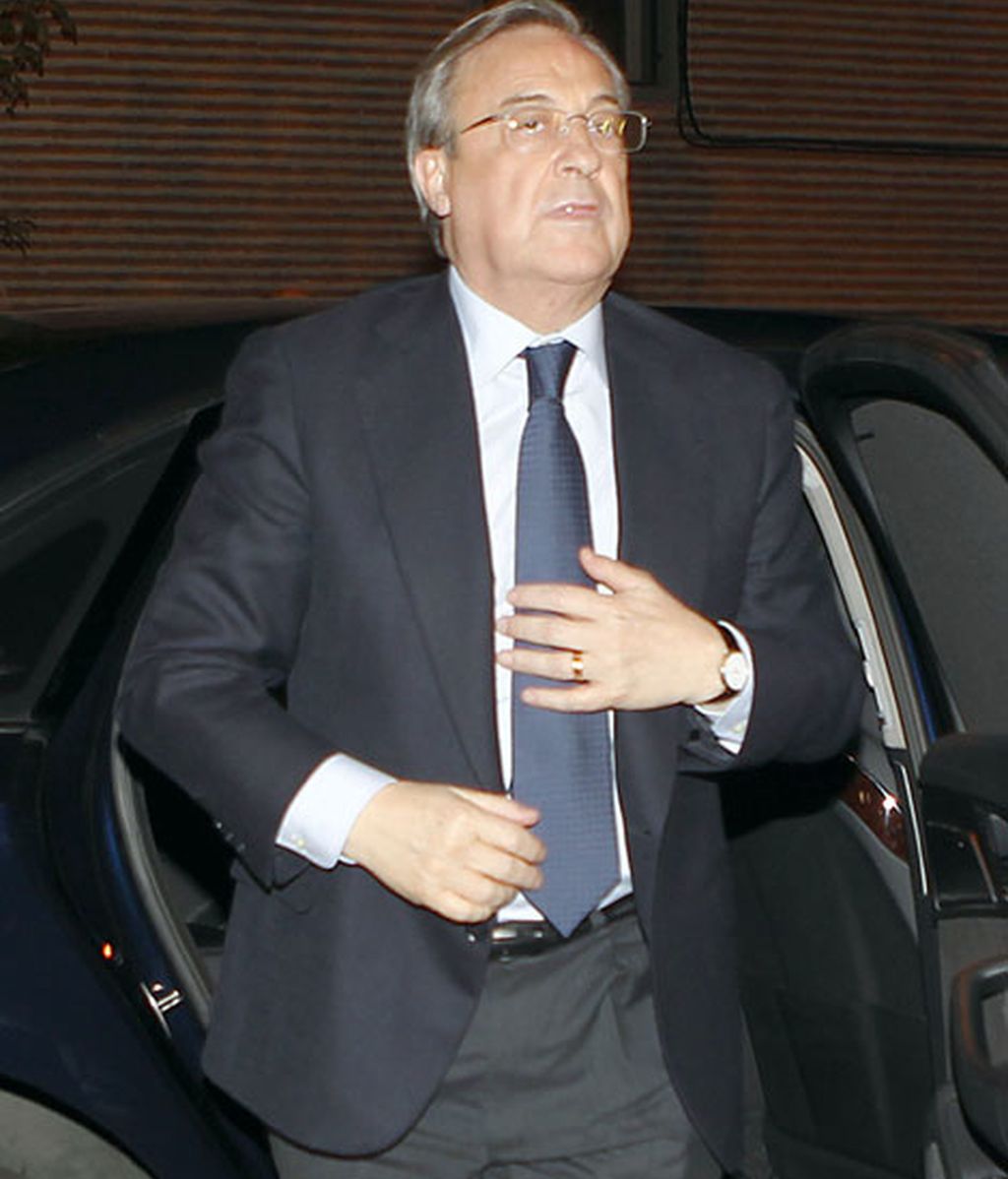 Florentino Pérez acudió a la capilla ardiente para despedirse de Isidro Álvarez