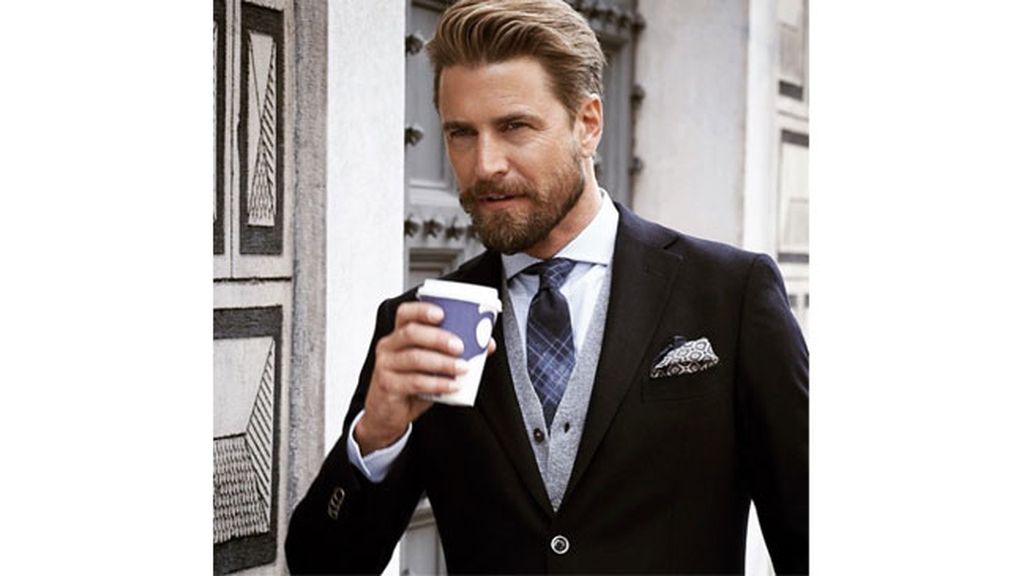 La cuenta @menandcoffee recoge fotos de chicos guapos con cafés