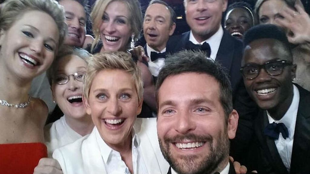 Sin duda el selfie que lo cambió todo en 2014: el de la ceremonia de los Oscar con todo el mundo que es alguien en Hollywood (y el hermano de Lupita)