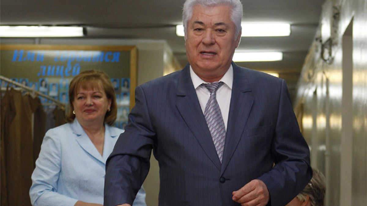 El presidente de Moldavia en funciones, Vladimir Voronin, depositando su papeleta para las elecciones parlamentarias