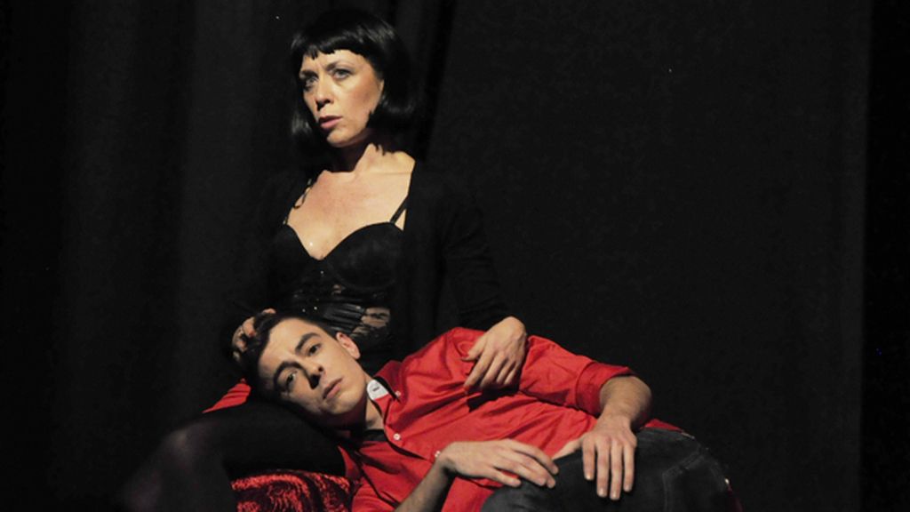 Eva Isanta y Víctor Palmero en plena representación de 'Atrapados'