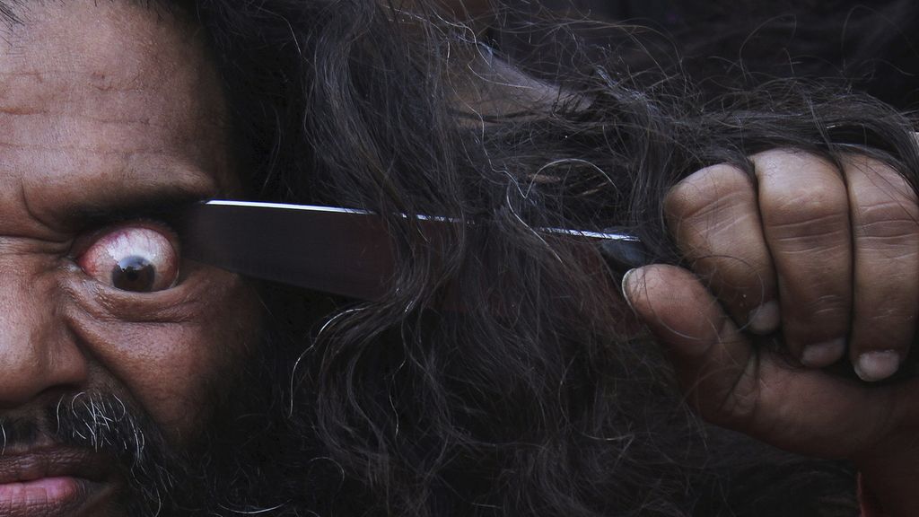 Un faquir realiza una demostración durante la celebración del festival Urs en la India