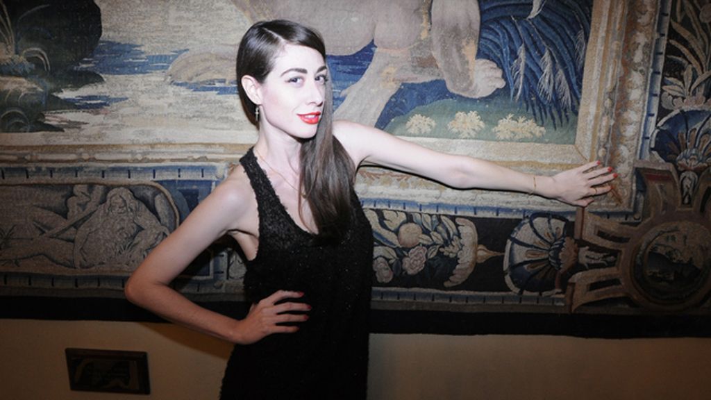 La estilista y DJ Natalia Ferviú posando con su vestido de Religion