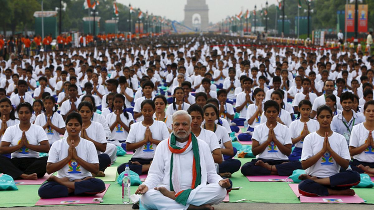 El primer ministro indio, Narendra Modi, recibiendo clases de yoga