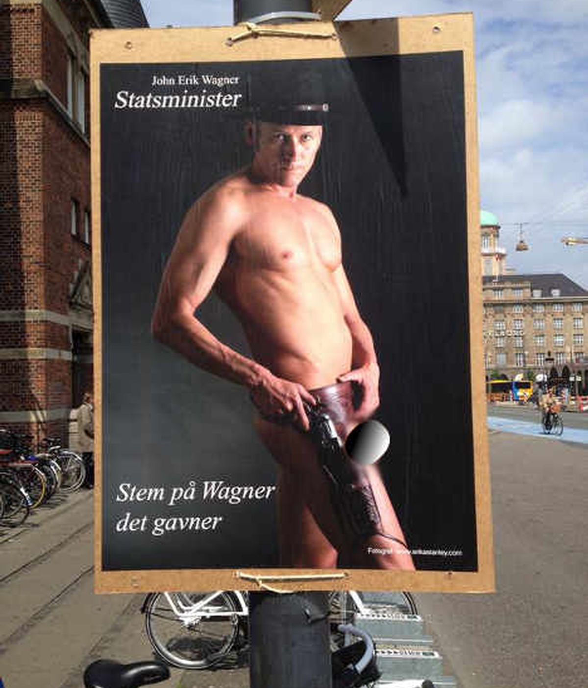 Carteles con el candidato a primer ministro desnudo llenan las calles de Copenhague