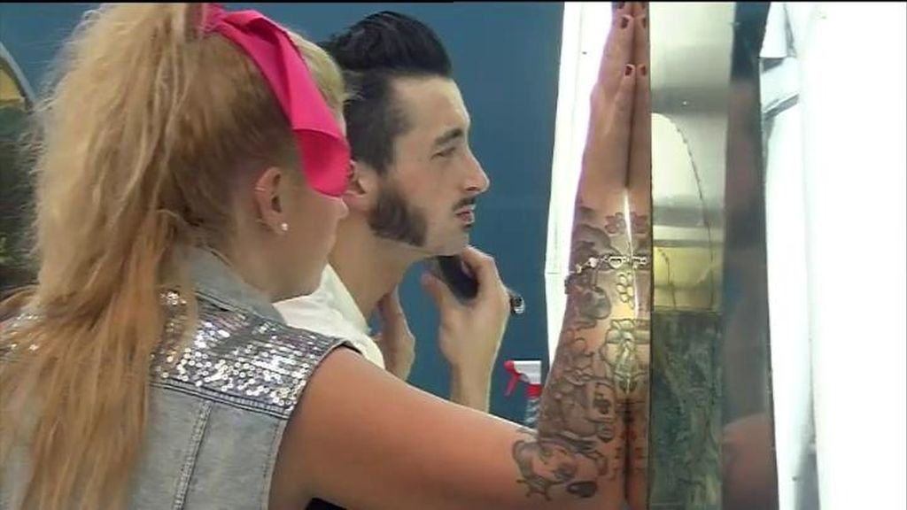 Aritz se afeita para la fiesta rocabilly de 'GH16'