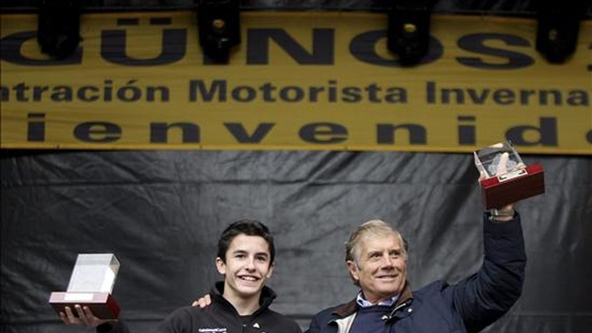 El campeón del Mundo de 125 cc, Marc Márquez (i), y el ex piloto italiano Giacomo Agostini, han recibido hoy los Pingüinos de Oro, en la última jornada de la concentración invernal de motos 'Pingüinos'. EFE