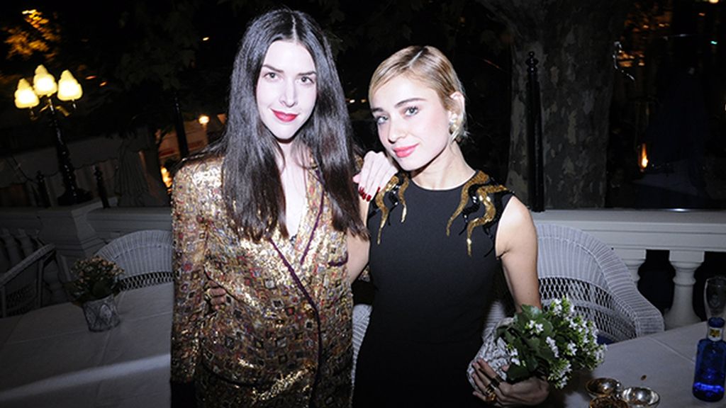 Brianda Fitz-James y Miranda Makaroff, vestidas de Jorge Acuña y Lydia Delgado, respectivamente