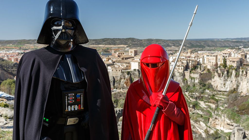 La Guardia Imperial desfila por el casco histórico de Cuenca