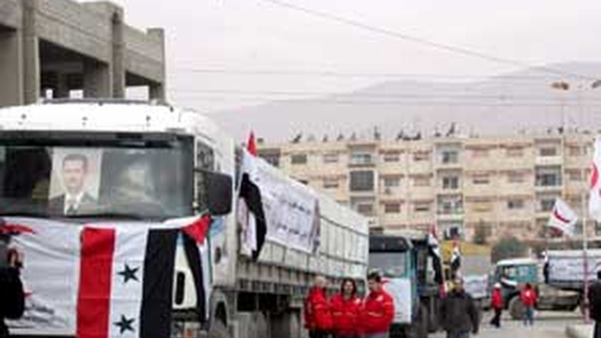 Un convoy de camiones sirios cargados con comida y medicinas parte de Damasco, Siria, en dirección a la Franja de Gaza. Foto: EFE